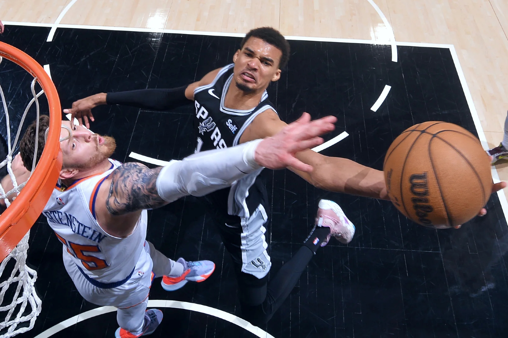 今晚圣安东尼奥马刺调整名单以备NBA常规赛，临场应变环节打磨，气氛紧张，训练强度明显提升的简单介绍